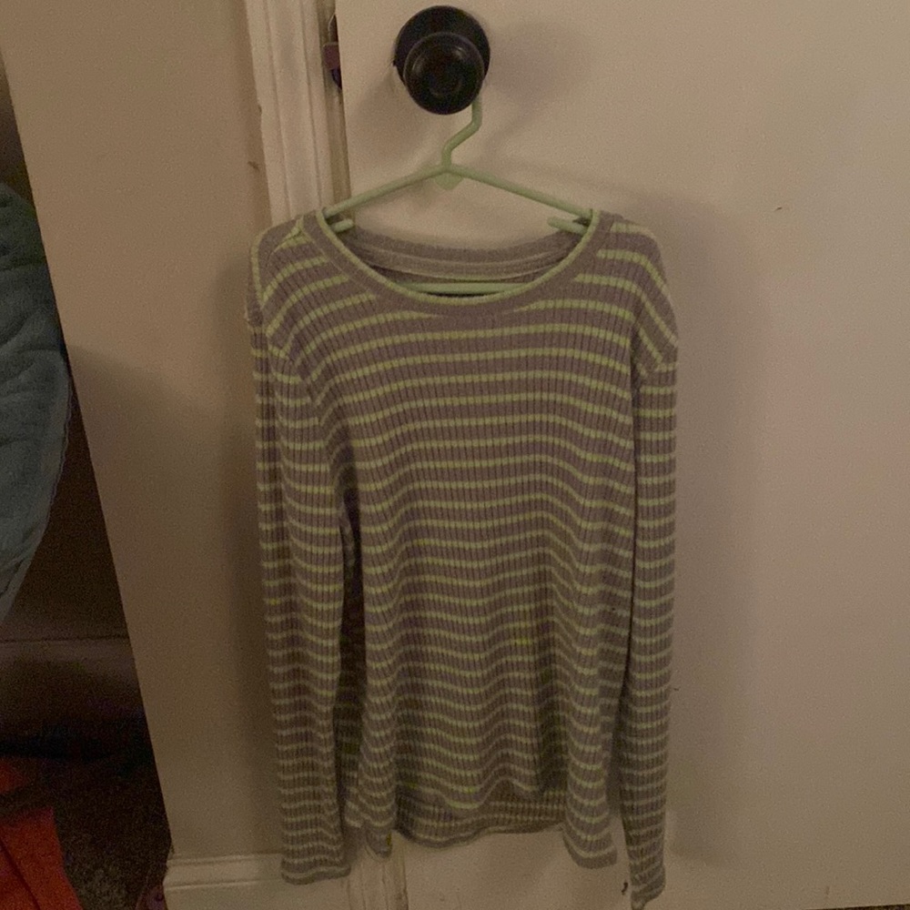 American Eagle top! Long sleeve. Good 😊 I’m winter!!!